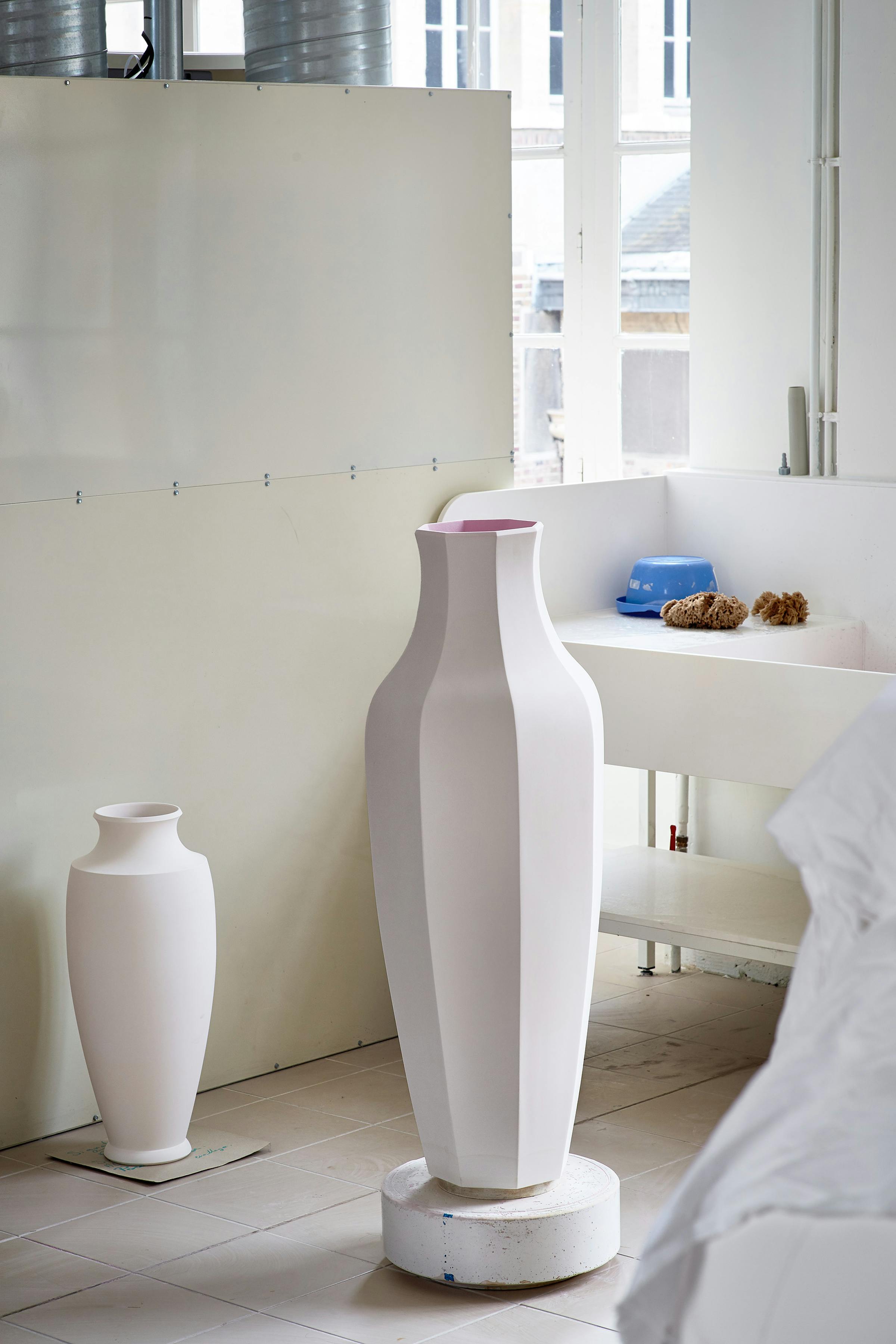 Zwei grosse weisse Porzellan Vasen im Atelier von Sèvres