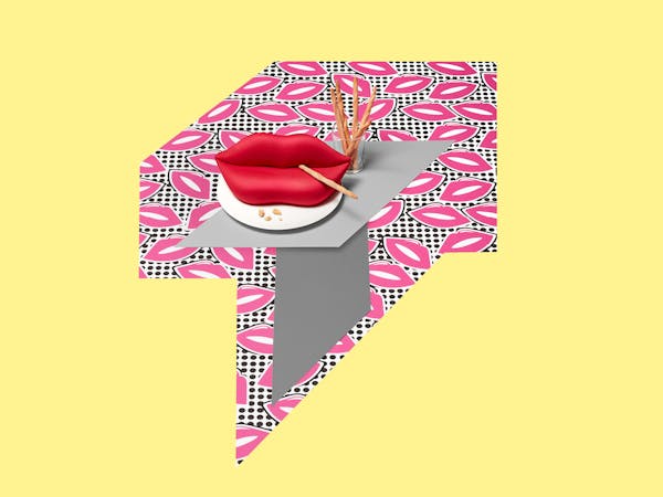 The ‘La Bocca’ sofa in miniature on a plate with breadsticks