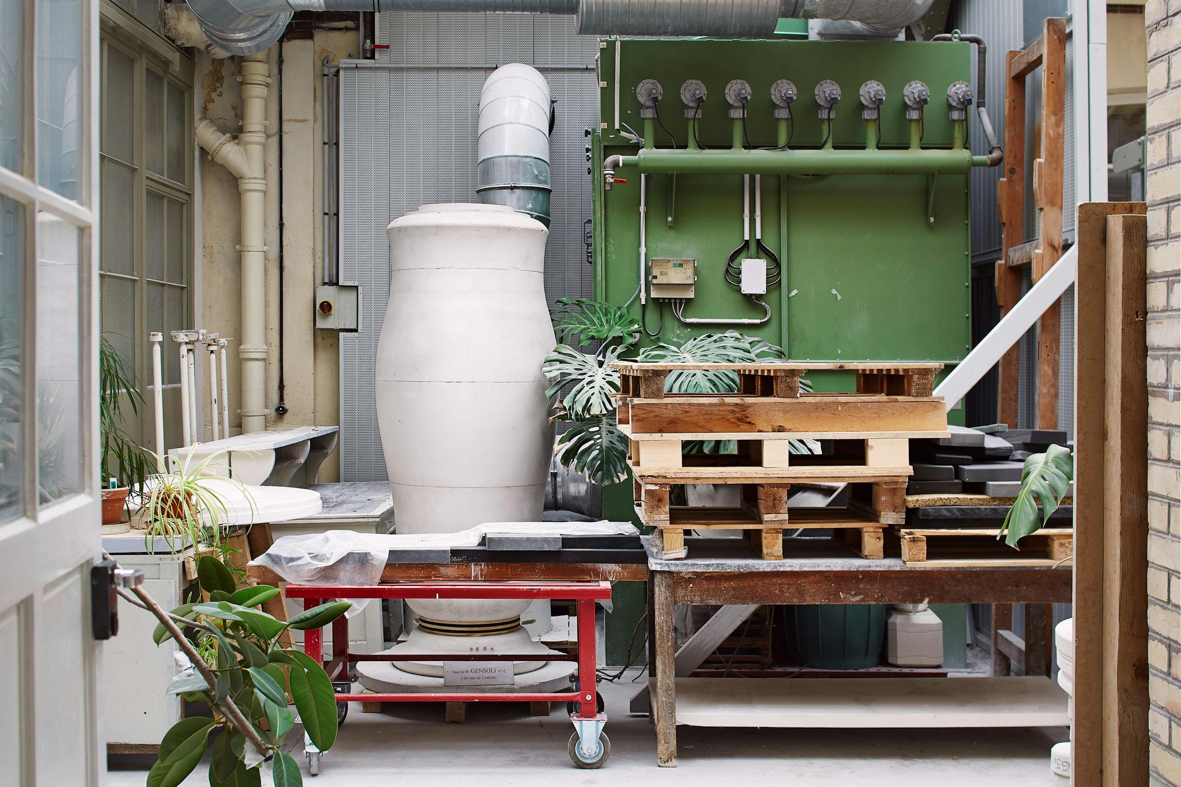 Kiln in the Sévres factory with a huge amphora mould