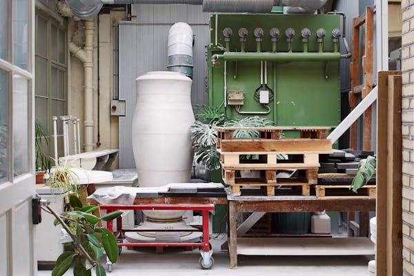 Kiln in the Sévres factory with a huge amphora mould