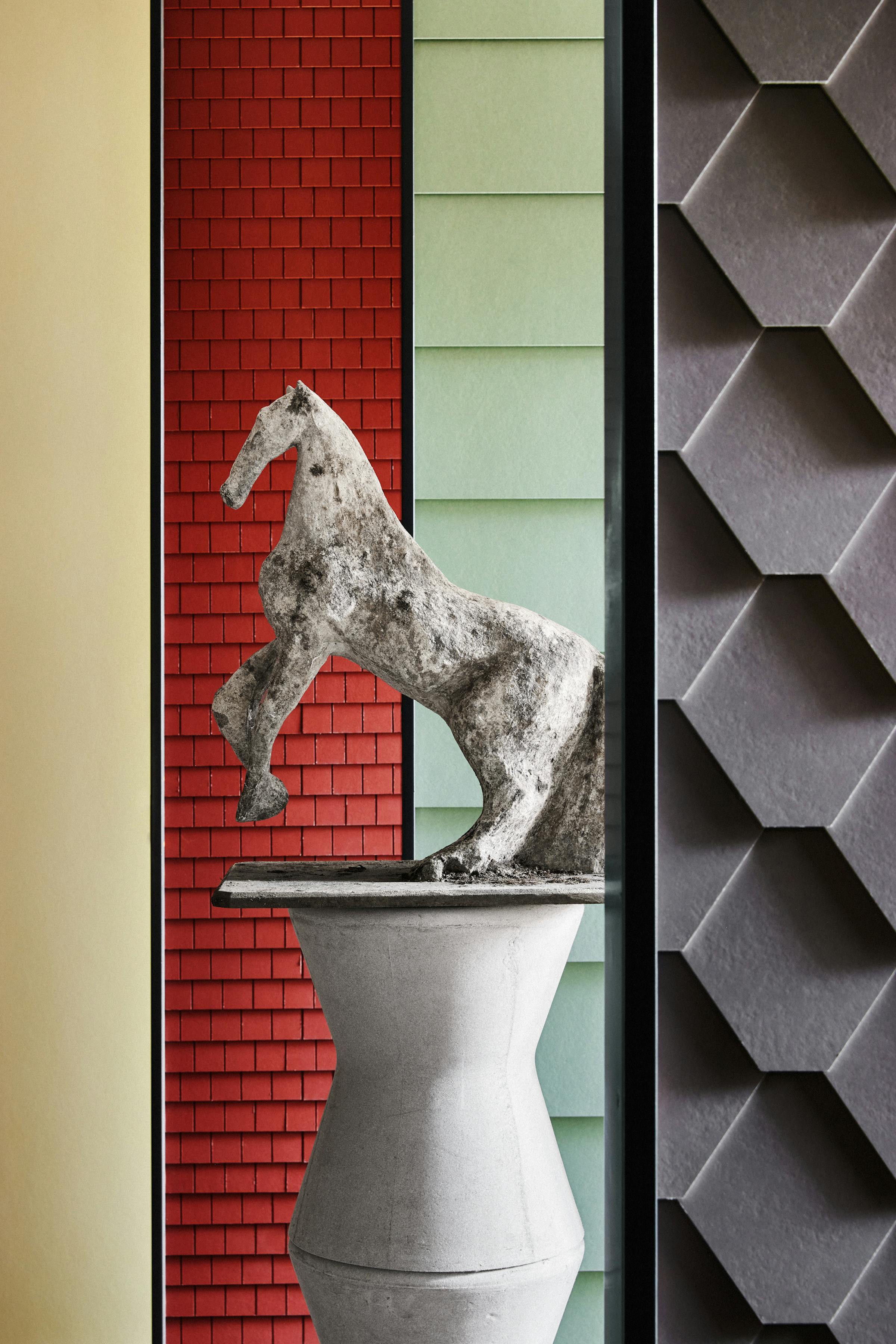 a horse out ot eternit in front of a red and a green eternit wall