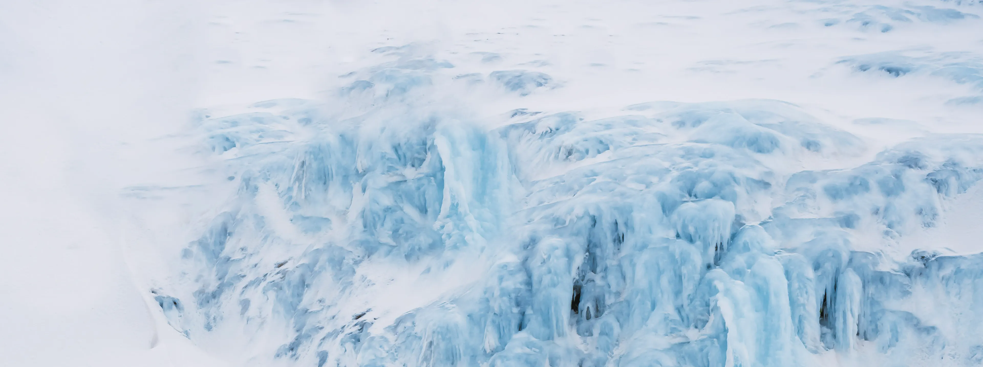 Weißer SUV gefrorener Wasserfall Winter