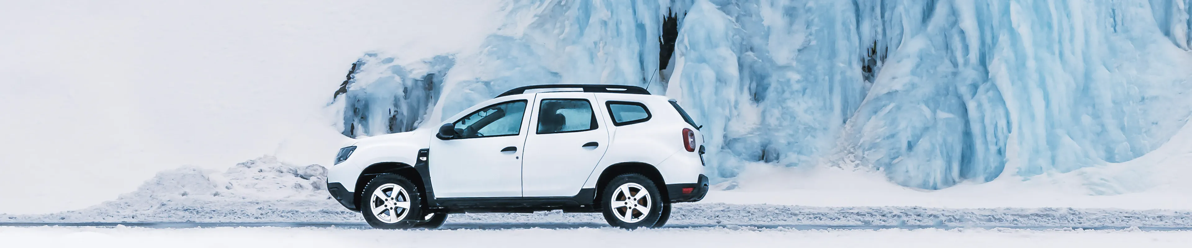 Weißer SUV gefrorener Wasserfall Winter