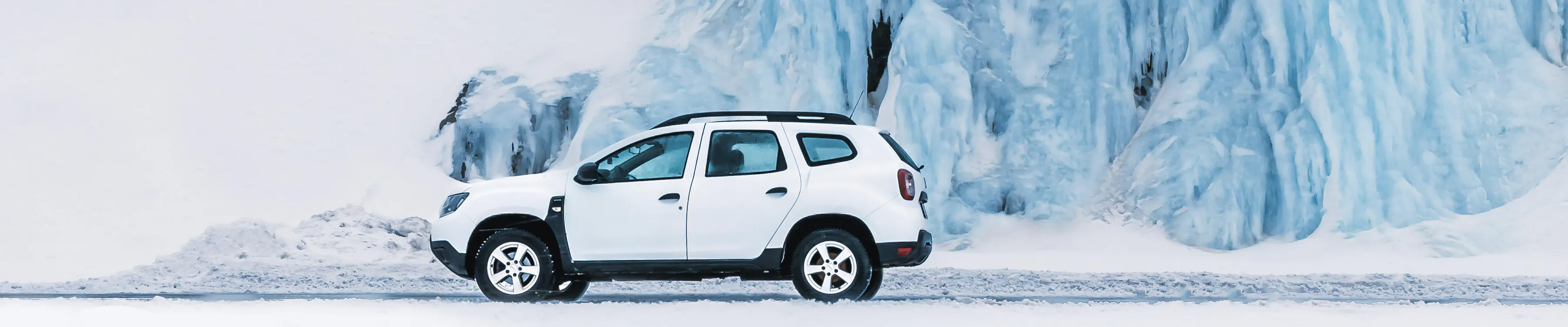 Weißer SUV gefrorener Wasserfall Winter