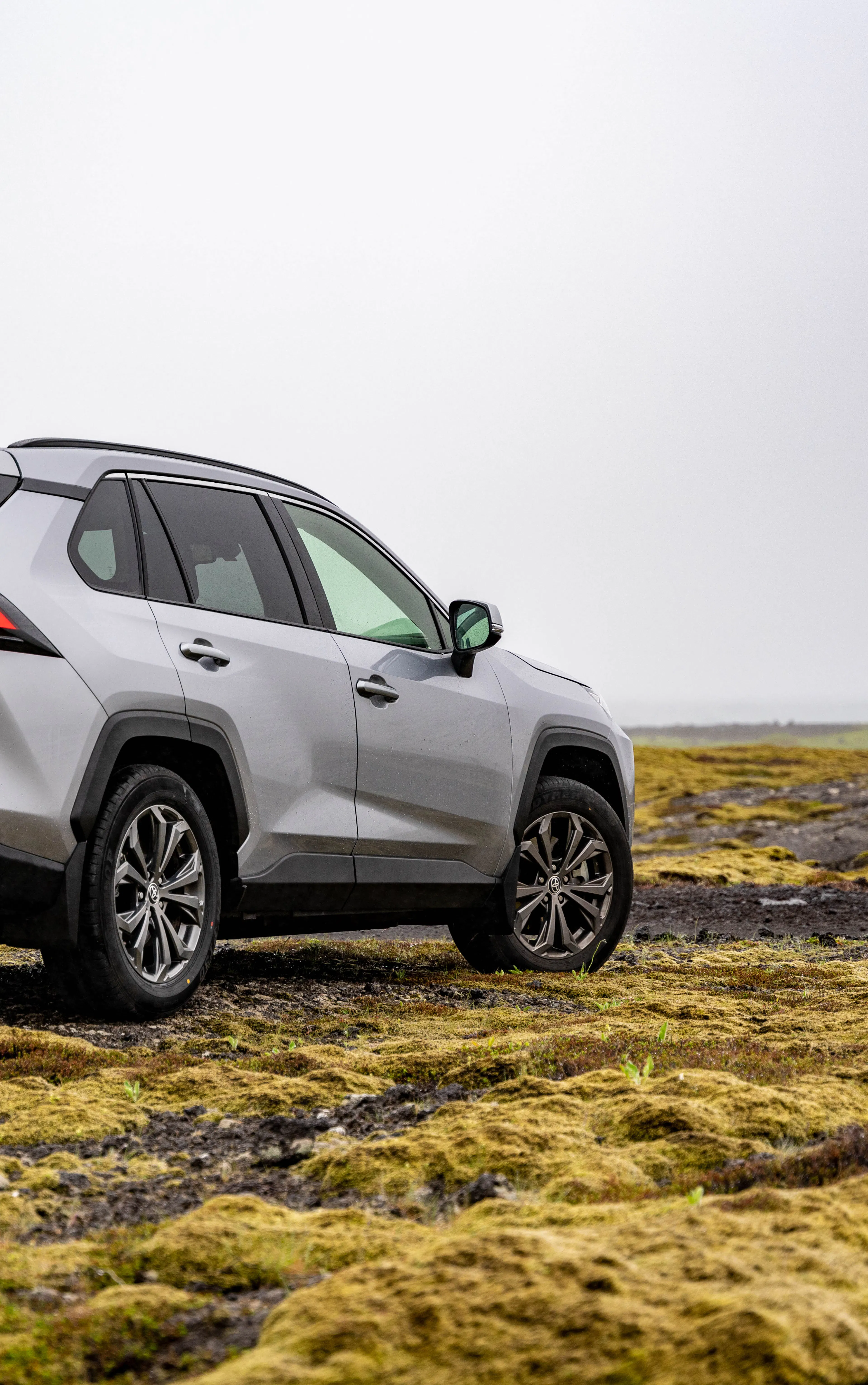 Toyota RAV4 en campo de lava musgosa