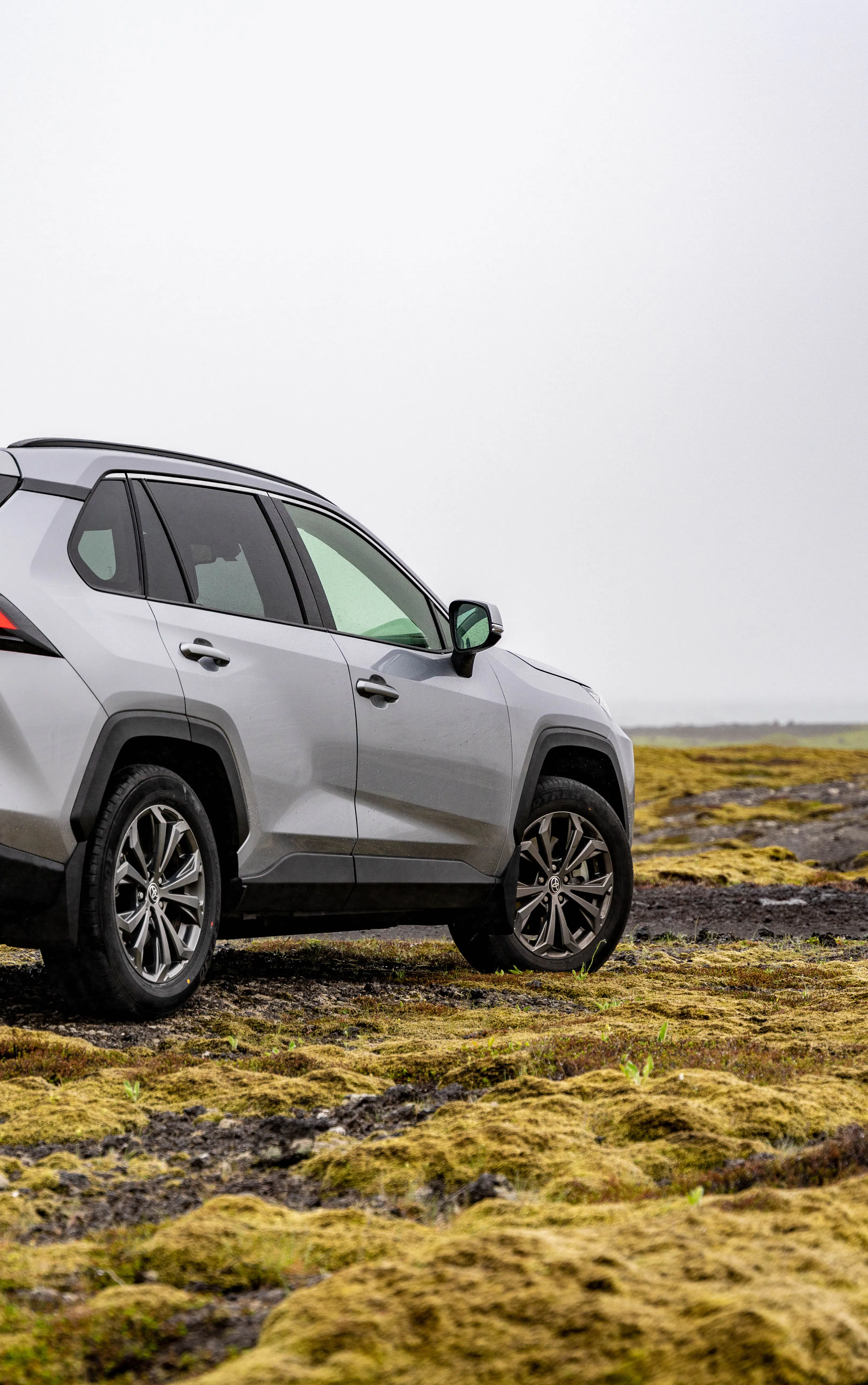 Toyota RAV4 en campo de lava musgosa