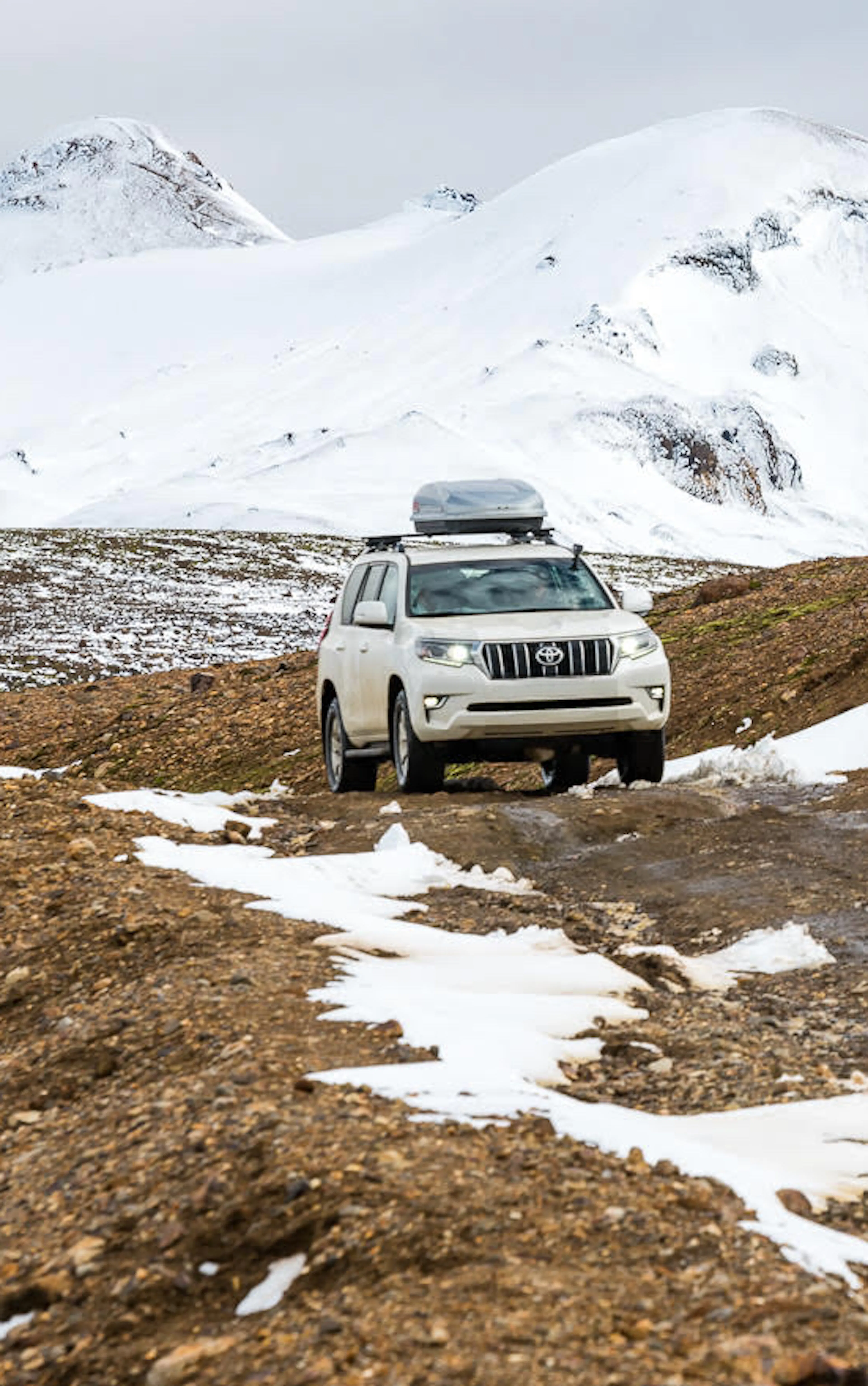 Pista de montaña nevada con Land Cruiser