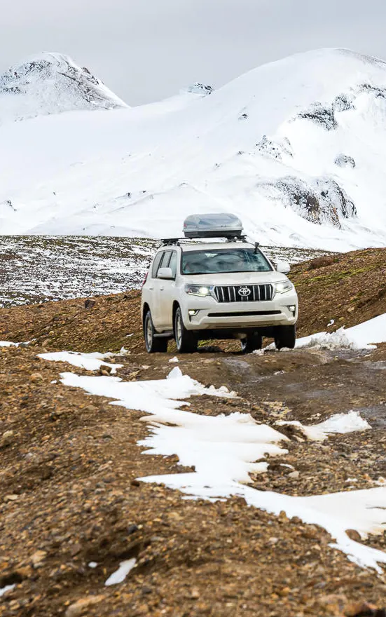 Pista de montaña nevada con Land Cruiser