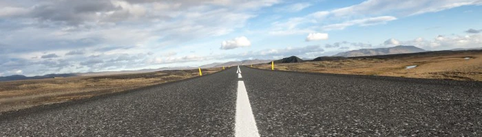 Linien aus der Mitte der Ringstraße auf Island