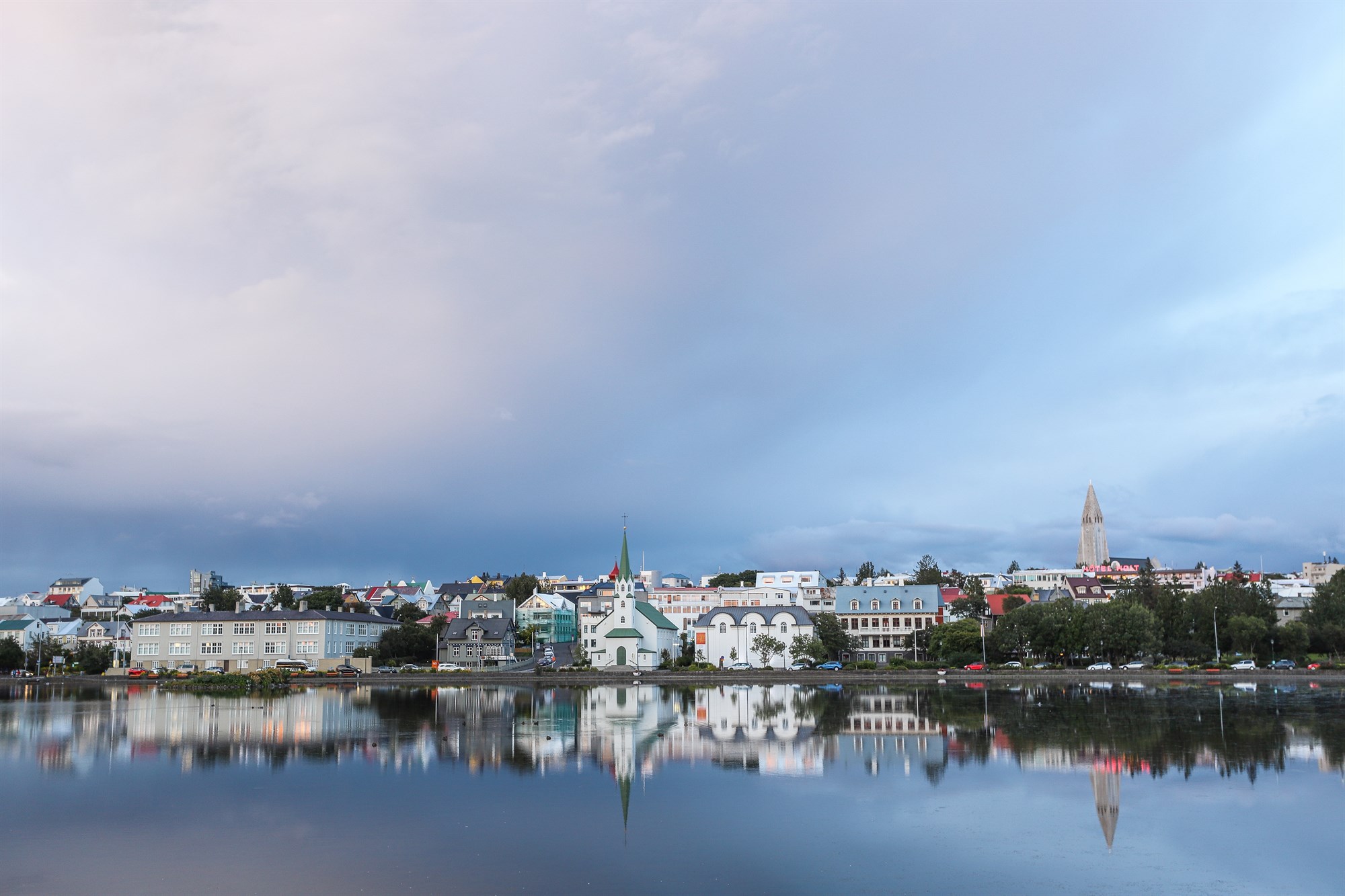 Una foto del horizonte de Reykjavík desde el agua