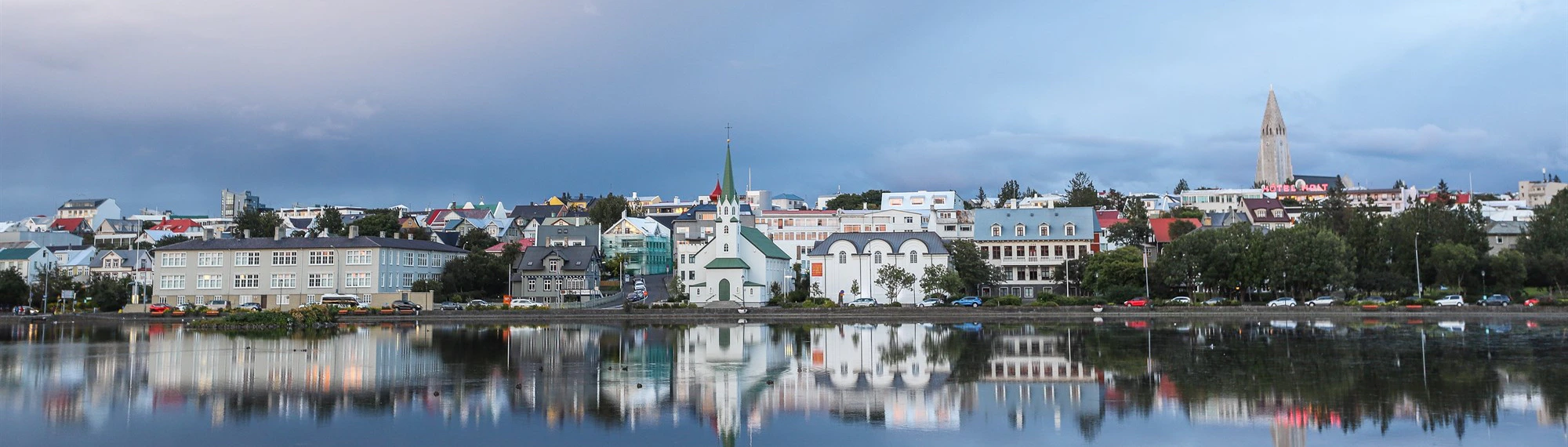 Una foto del horizonte de Reykjavík desde el agua