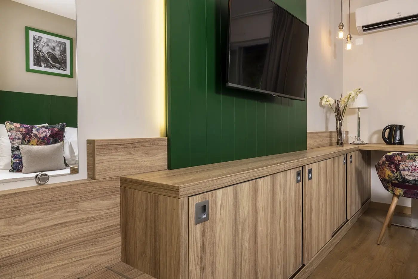 Chambre d'hôtel avec des murs verts et une télévision | Lou Paradou Hôtel | Gréoux-les-Bains