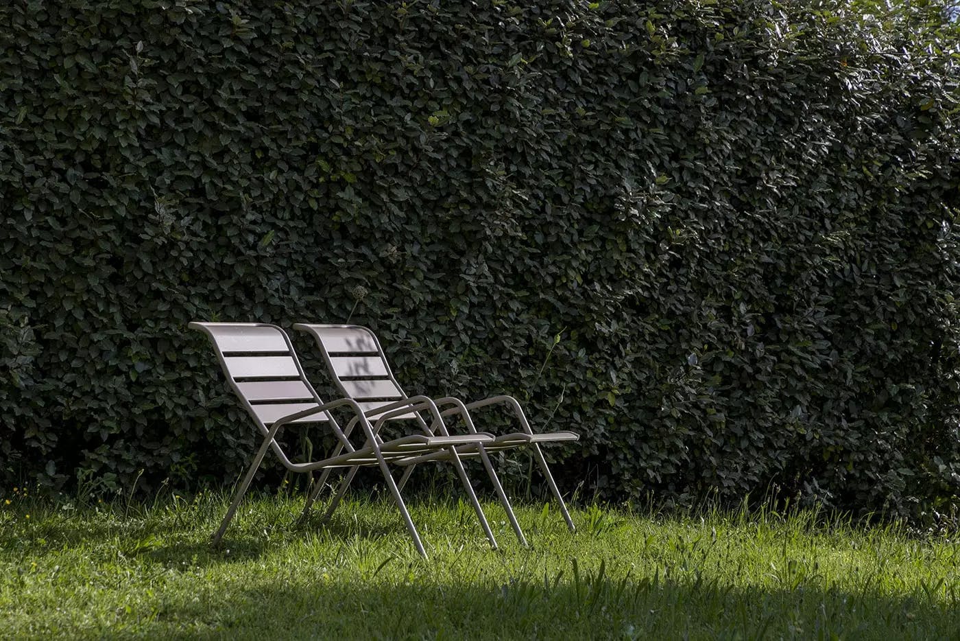 Deux chaises devant un mur couvert de lierre | Lou Paradou Hôtel | Gréoux-les-Bains