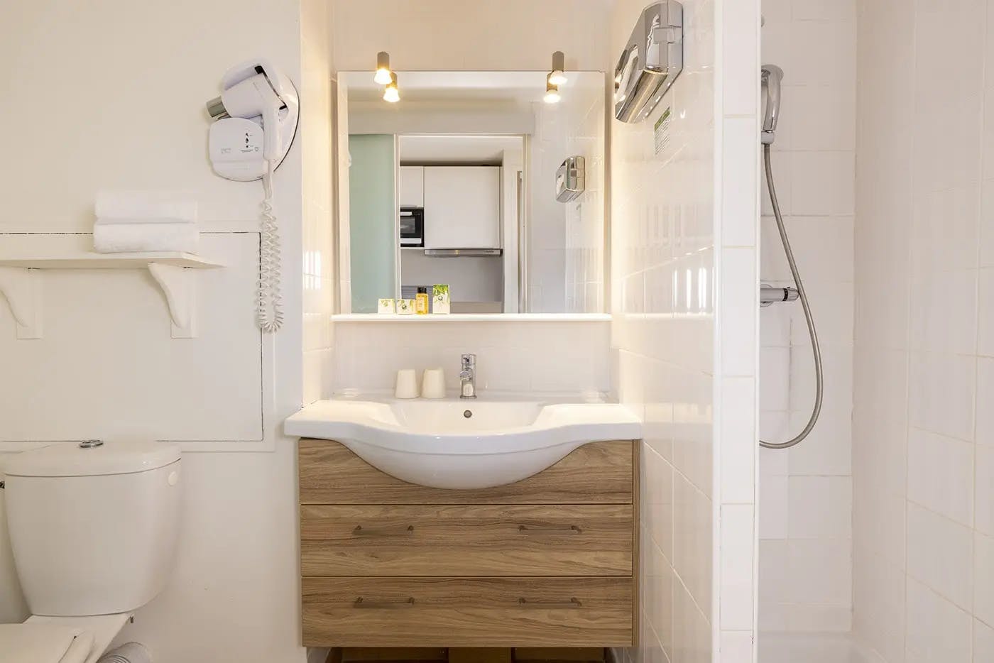 Petite salle de bain avec lavabo, WC et douche | Lou Paradou Hôtel | Gréoux-les-Bains