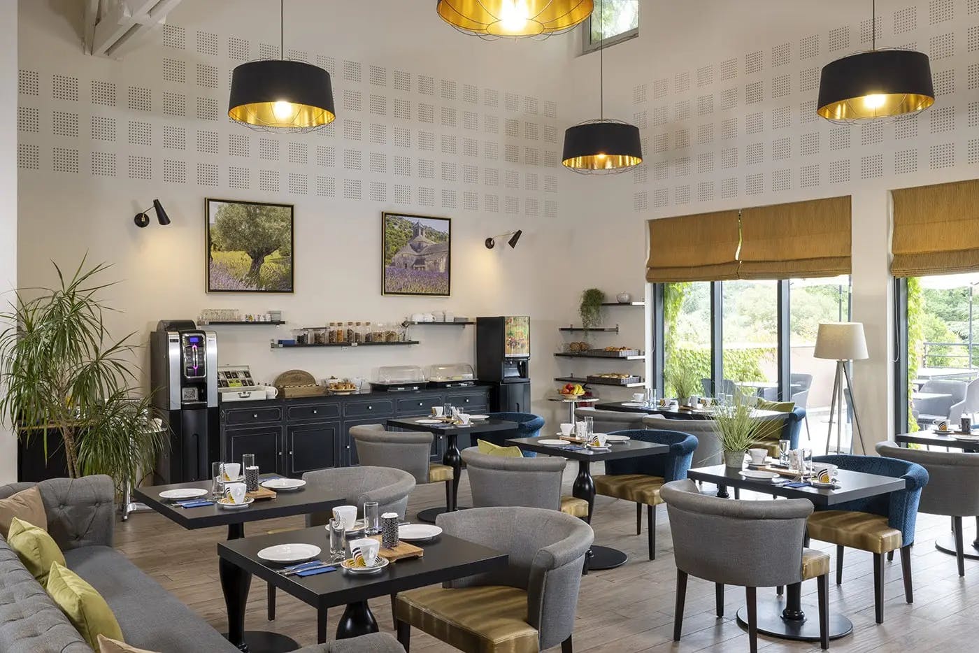 Restaurant avec tables et chaises au milieu d'une salle | Lou Paradou Hôtel | Gréoux-les-Bains