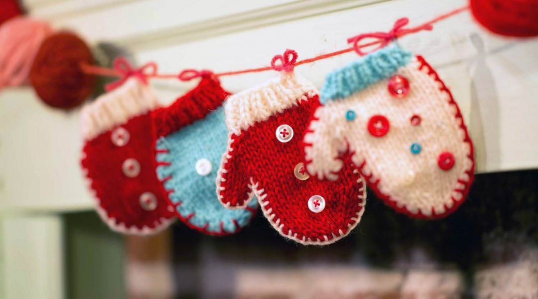 Knitted mitten Christmas bunting