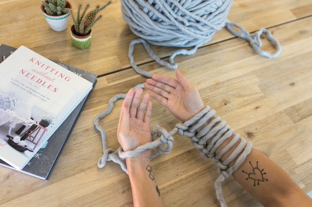 how to cast on arm knitting