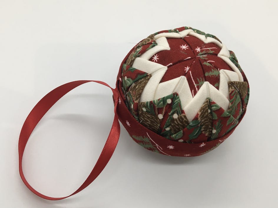 Quilted Christmas ball ornament - free tutorial! 