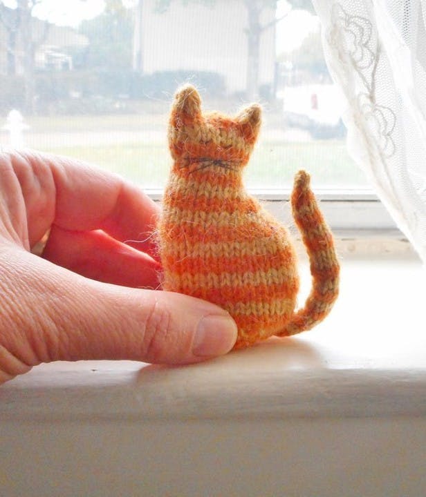 Day 9: this tiny FREE knitted cat pattern is purrr-fect for today's make!