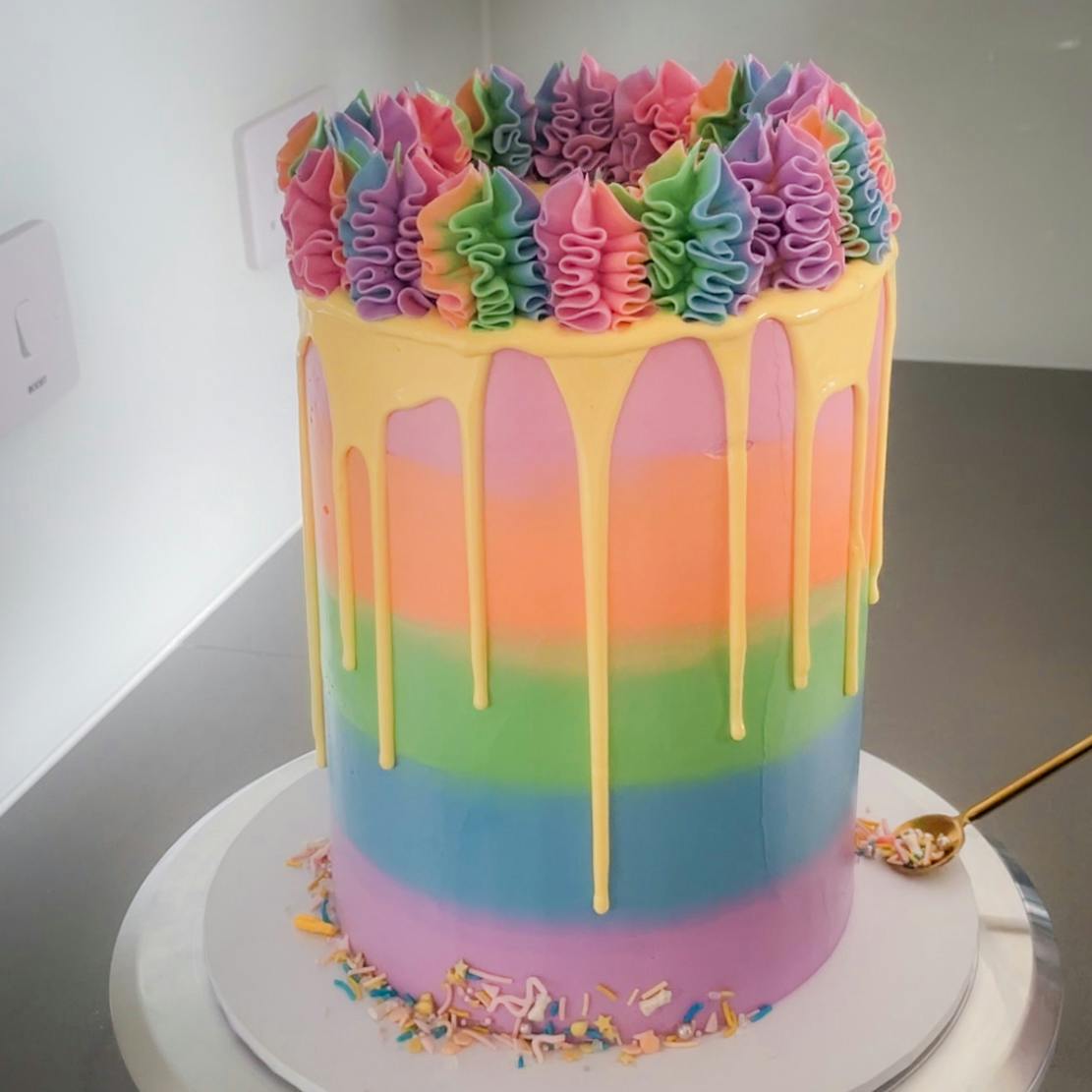 How to Frost a Rainbow Cake | LoveCrafts