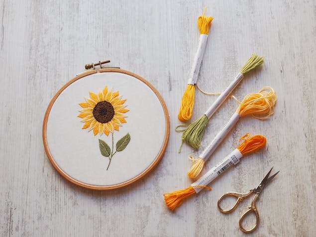 Hand Embroidery Kit, Floral Embroidery for Beginners, Wreath Embroidery  Kit, Flowers Embroidery Set, Sunflower Embroidery, DIY Craft Kit 
