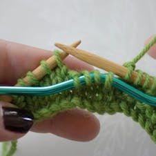 Cable knitting: cable needle step 10