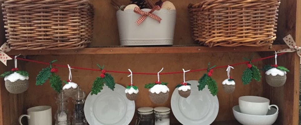 Crochet a cute Christmas pudding and holly garland