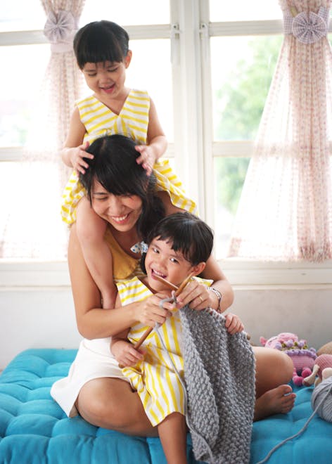 Karina knits with her 2 daughters