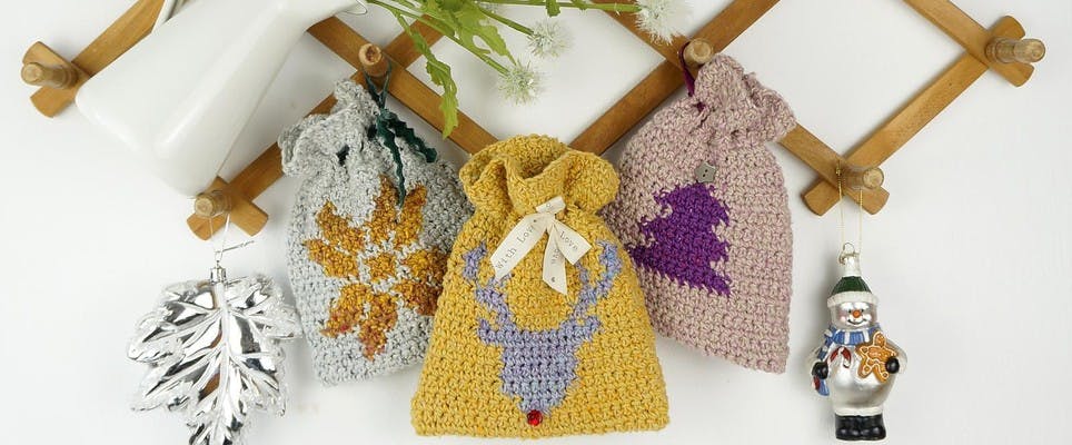 We love free patterns: small crochet bags