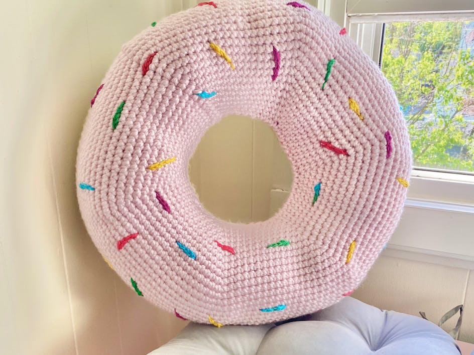 Crochet a delicious donut cushion! 
