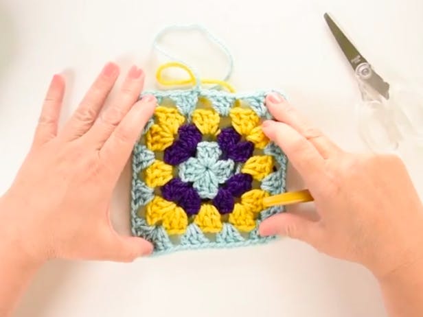 How to crochet a granny square