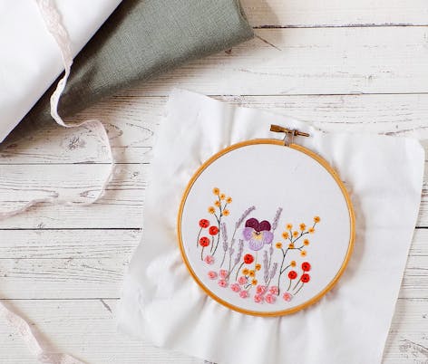 Beautiful Embroidery Kits for Beginners, Easy to Follow Preprinted  Embroidery Pattern, Presents for Her, Holiday Craft, Learn to Embroidery 
