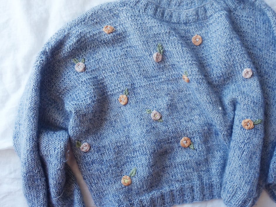 How to embroider a knitted sweater