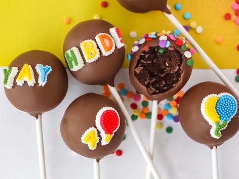 Learn how to make delicious chocolate cake pops!