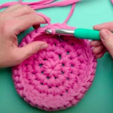 How to slip stitch in round - step 4 - finishing