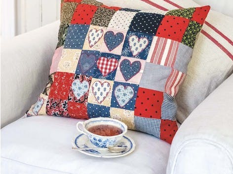 Scandi style heart patchwork pillow - free tutorial! 