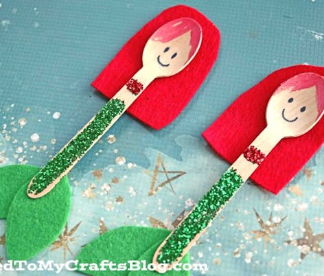 wooden spoons made into little mermaids DIY