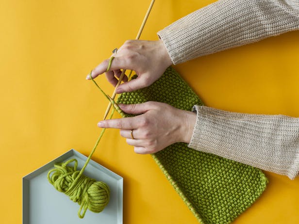hands knitting moss stitch sample