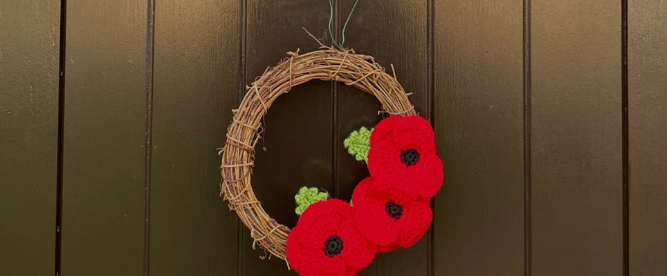 How to make a knitted or crochet poppy wreath 