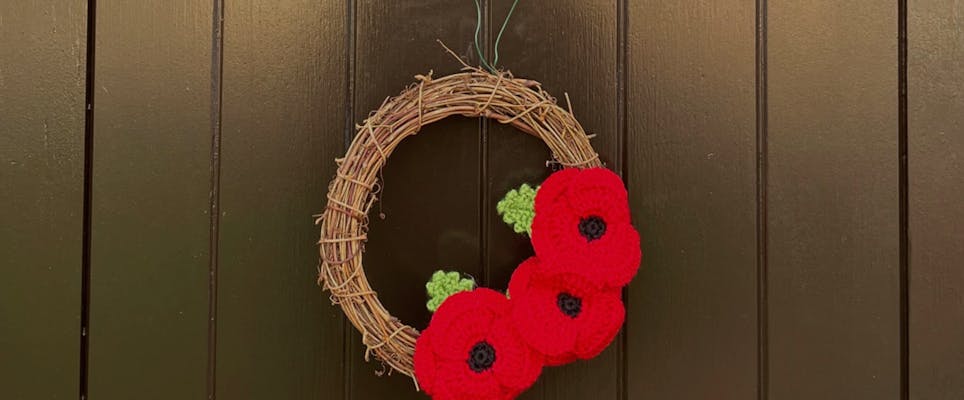 How to make a knitted or crochet poppy wreath