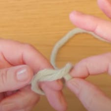 How to tie a slip knot step 2