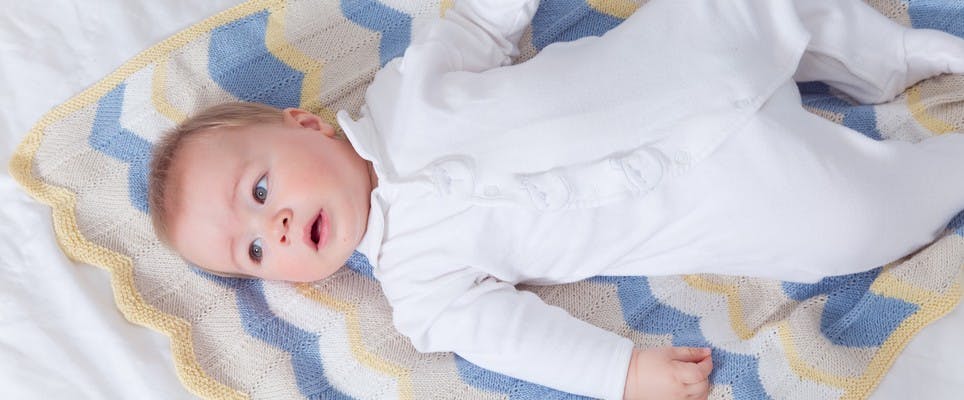 Wie man das richtige Garn für eine Babydecke auswählt