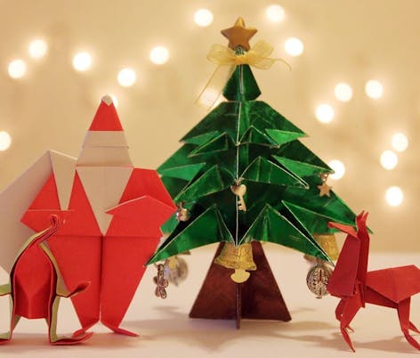 https://images.prismic.io/lovecrafts/b94107cb-af23-41e7-8209-2d9fce716cf2_Papercraft_Christmas_Tree_Paperbound.jpg?auto=compress,format&rect=116,0,845,720&w=472&h=402
