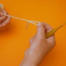 Step 1 Moss stitch crochet - Make a crochet slip knot