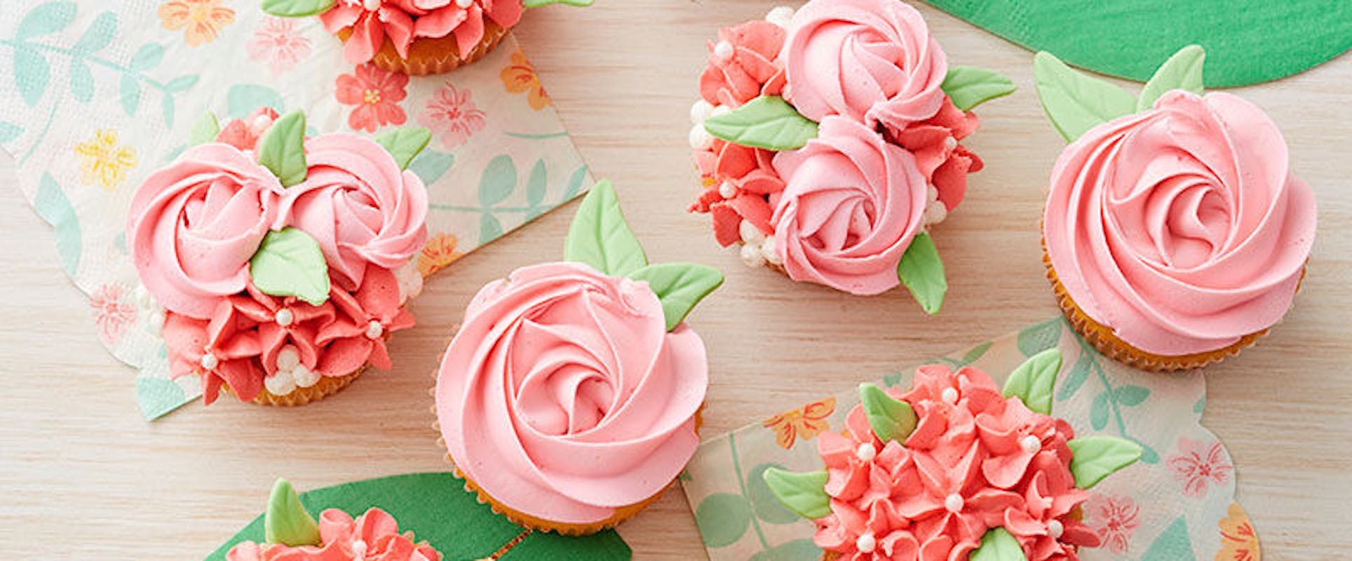 Wilton Gum Paste Flower Cut-Outs Flower Cutter Color Box Set Cake  Decorating Lot