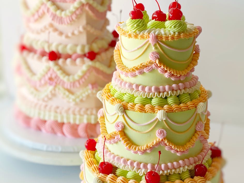 How to create an incredible vintage tiered cake