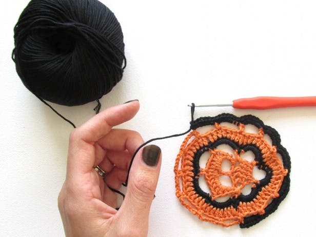 Step-by-step tutorial for crochet Halloween skull doily
