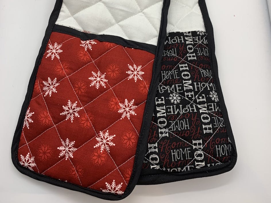 Festive quilted oven gloves - free tutorial!