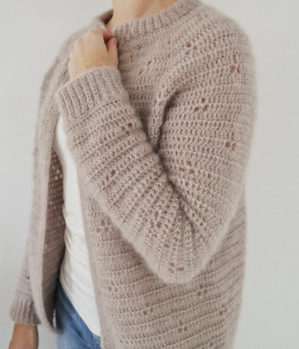 Crochet pattern for a cardigan in beige mohair with lace details