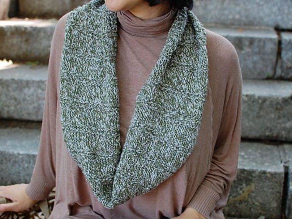 7 infinity scarf knitting patterns - 2 FREE patterns!